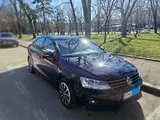 Volkswagen Jetta - 4