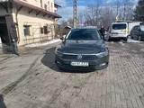 Volkswagen Passat - 1